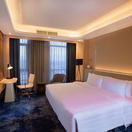 Best Western Plus Metro Clark Angeles Exterior photo