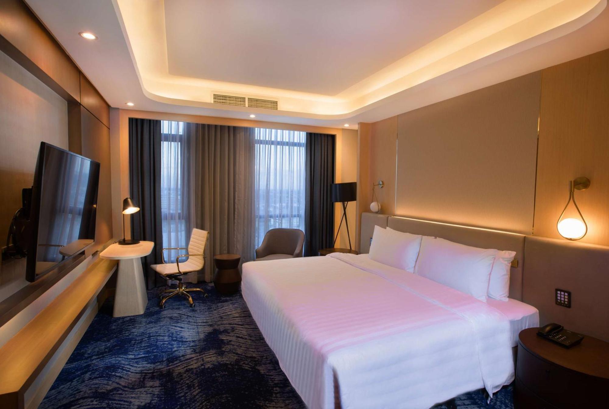 Best Western Plus Metro Clark Angeles Exterior photo