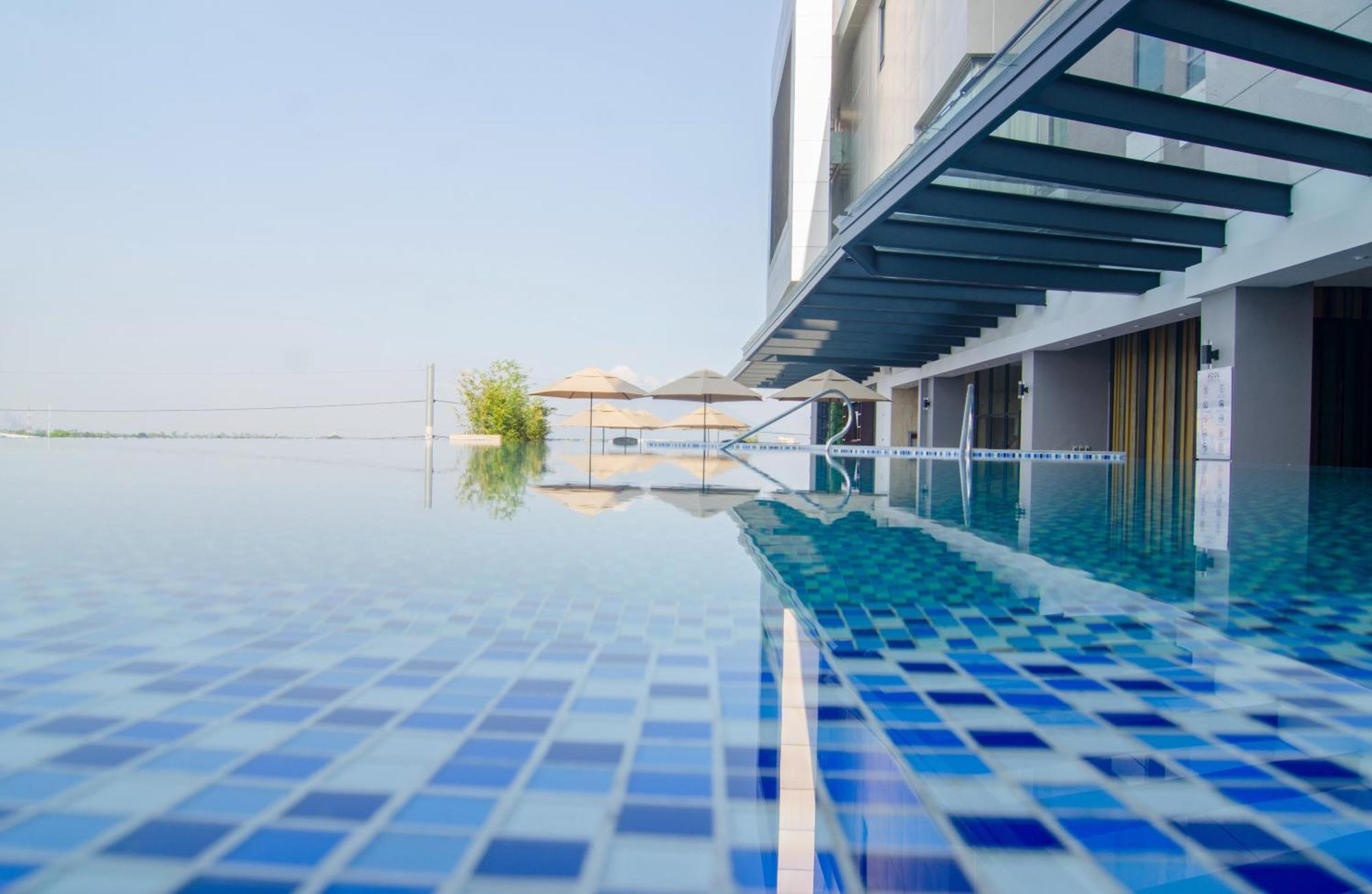 Best Western Plus Metro Clark Angeles Exterior photo