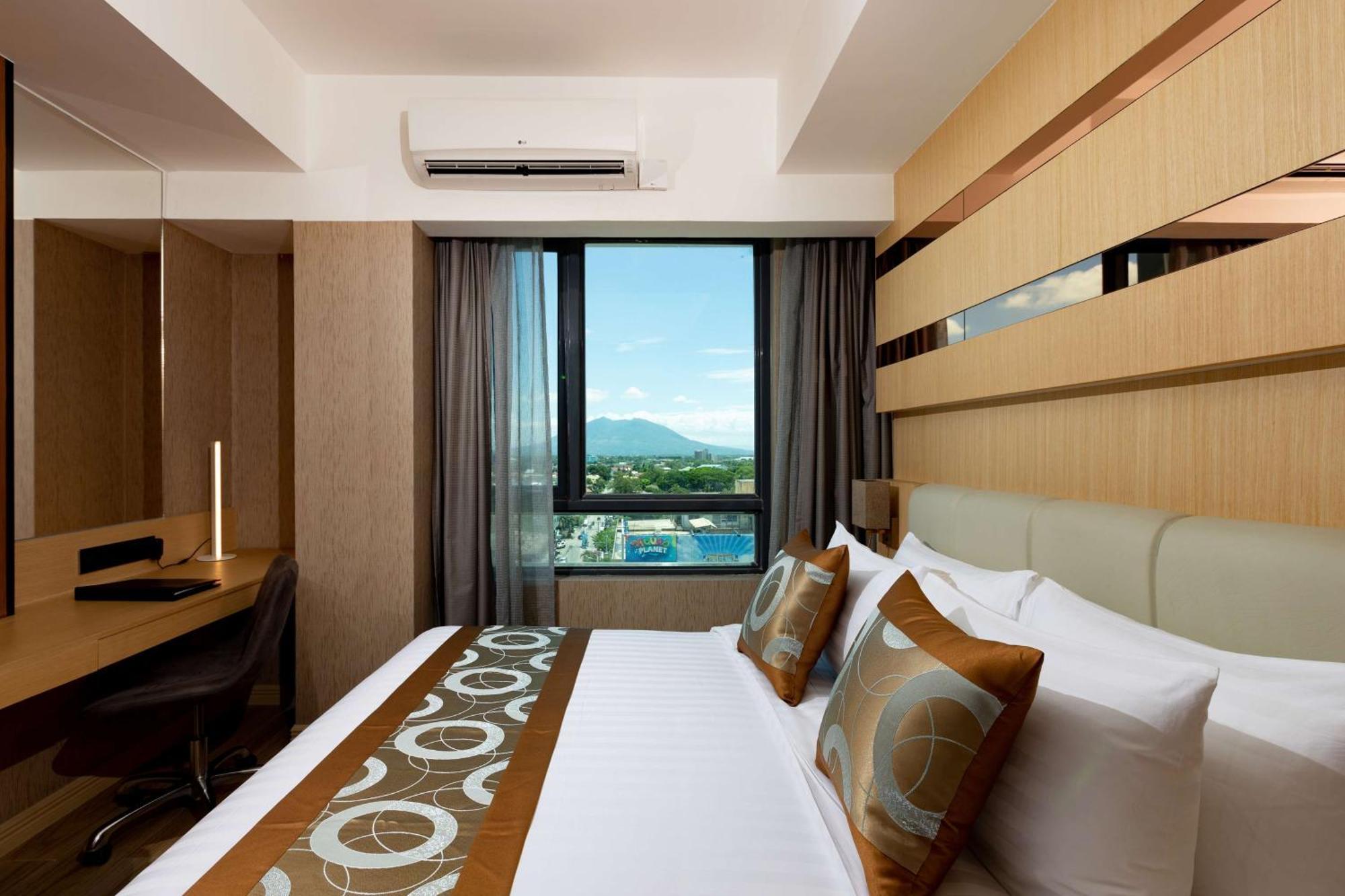 Best Western Plus Metro Clark Angeles Exterior photo