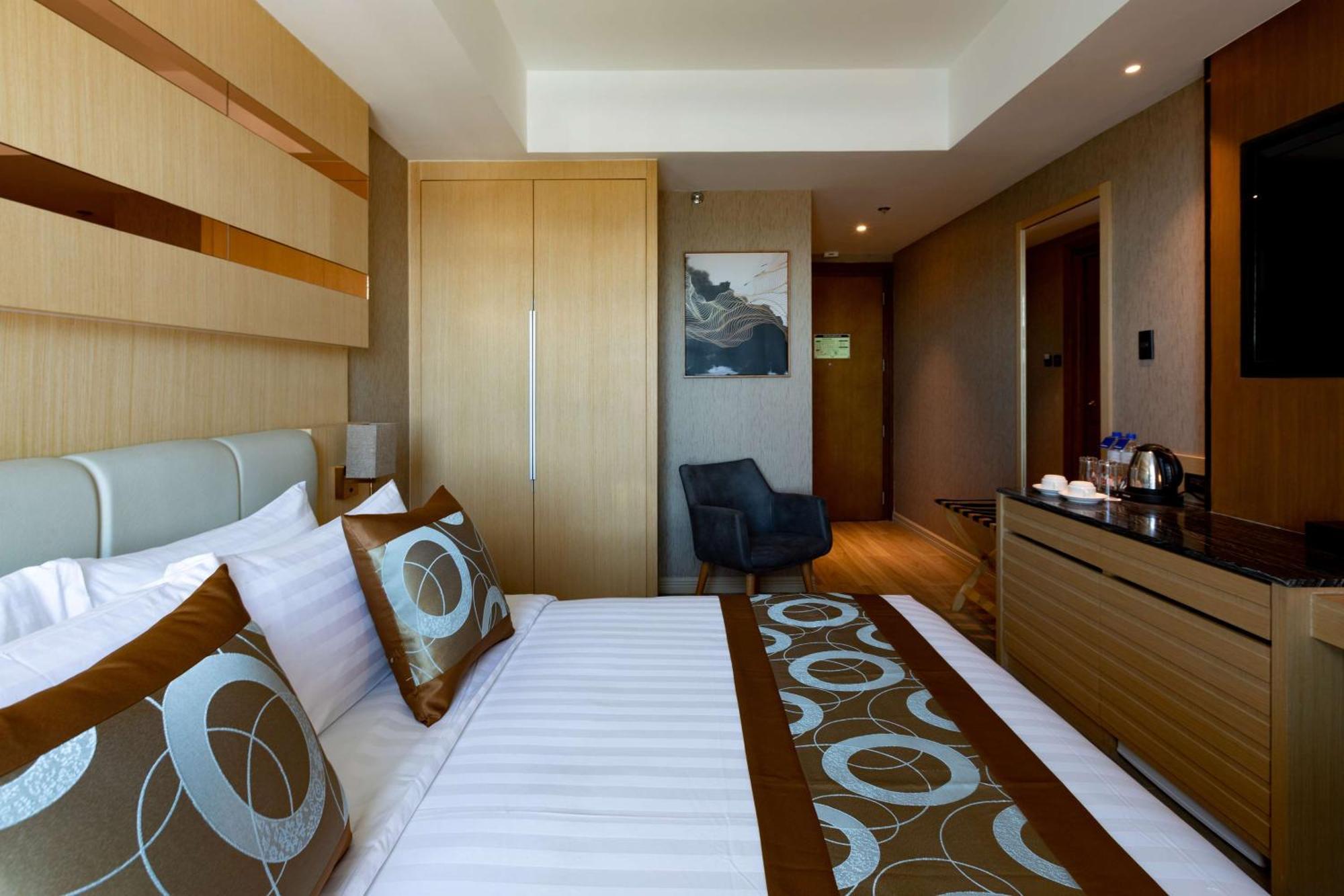 Best Western Plus Metro Clark Angeles Exterior photo