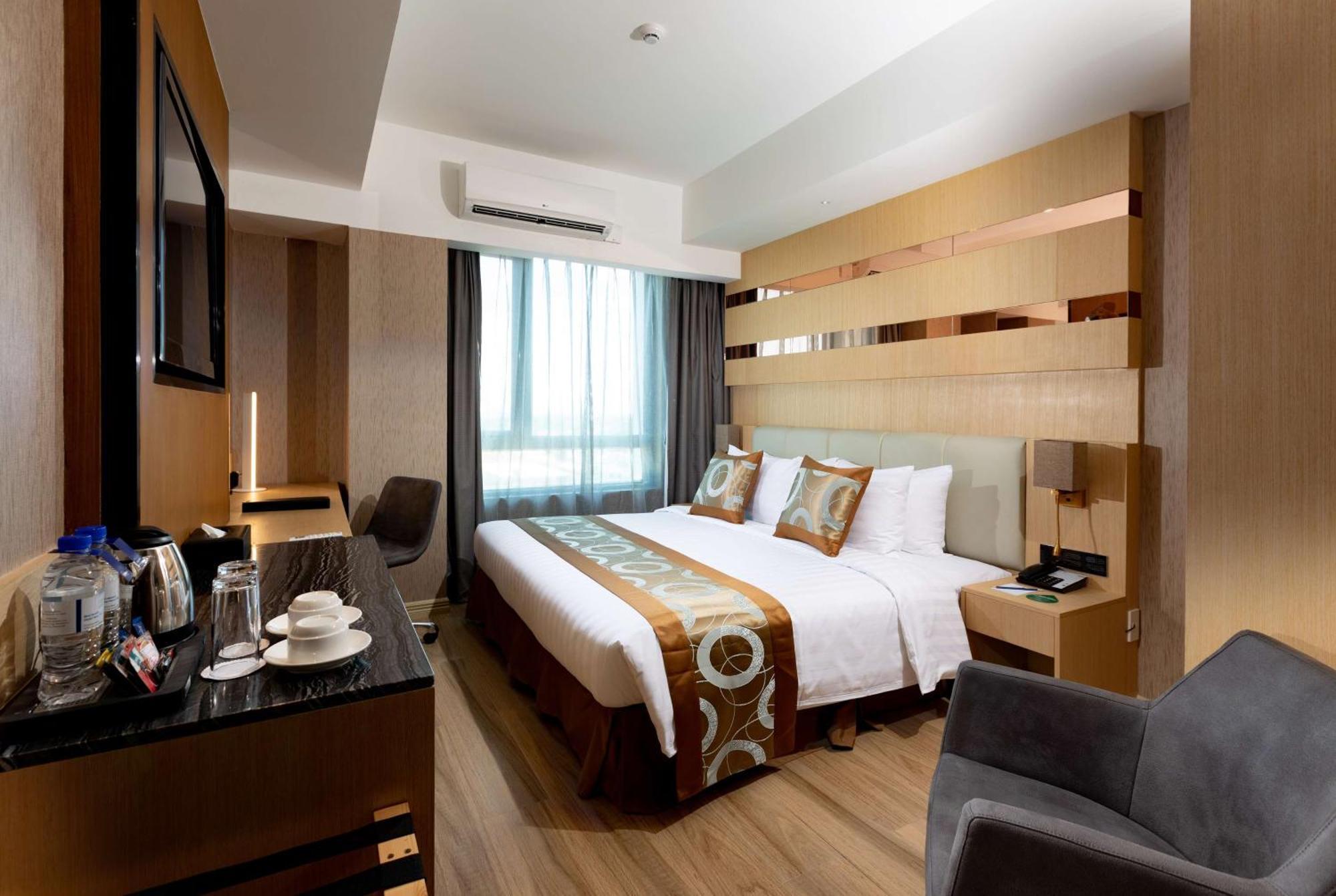 Best Western Plus Metro Clark Angeles Exterior photo
