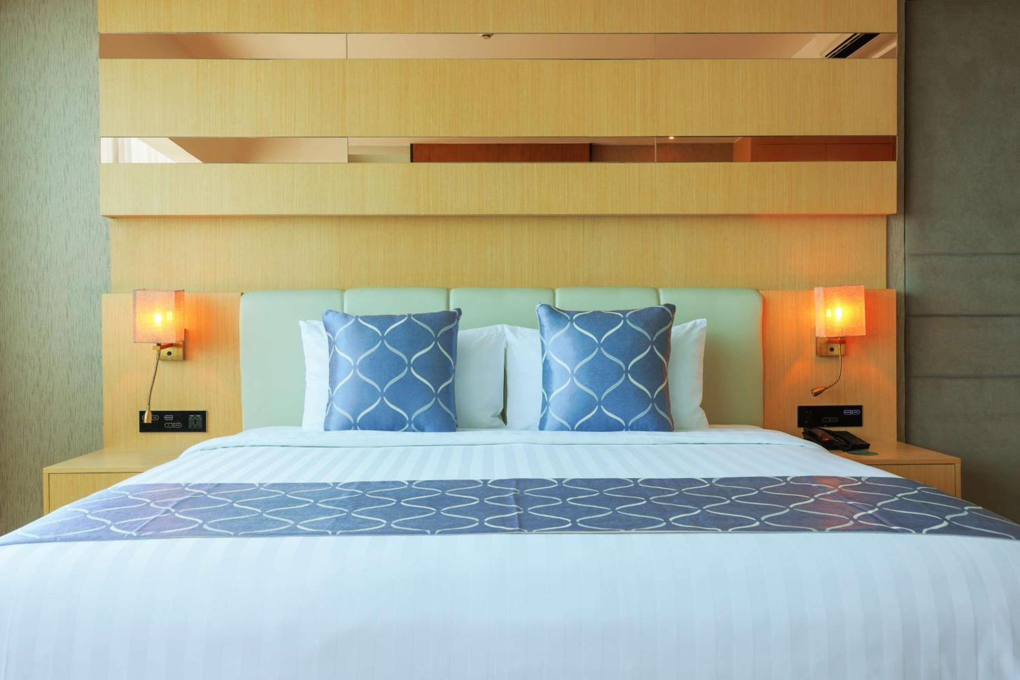 Best Western Plus Metro Clark Angeles Exterior photo