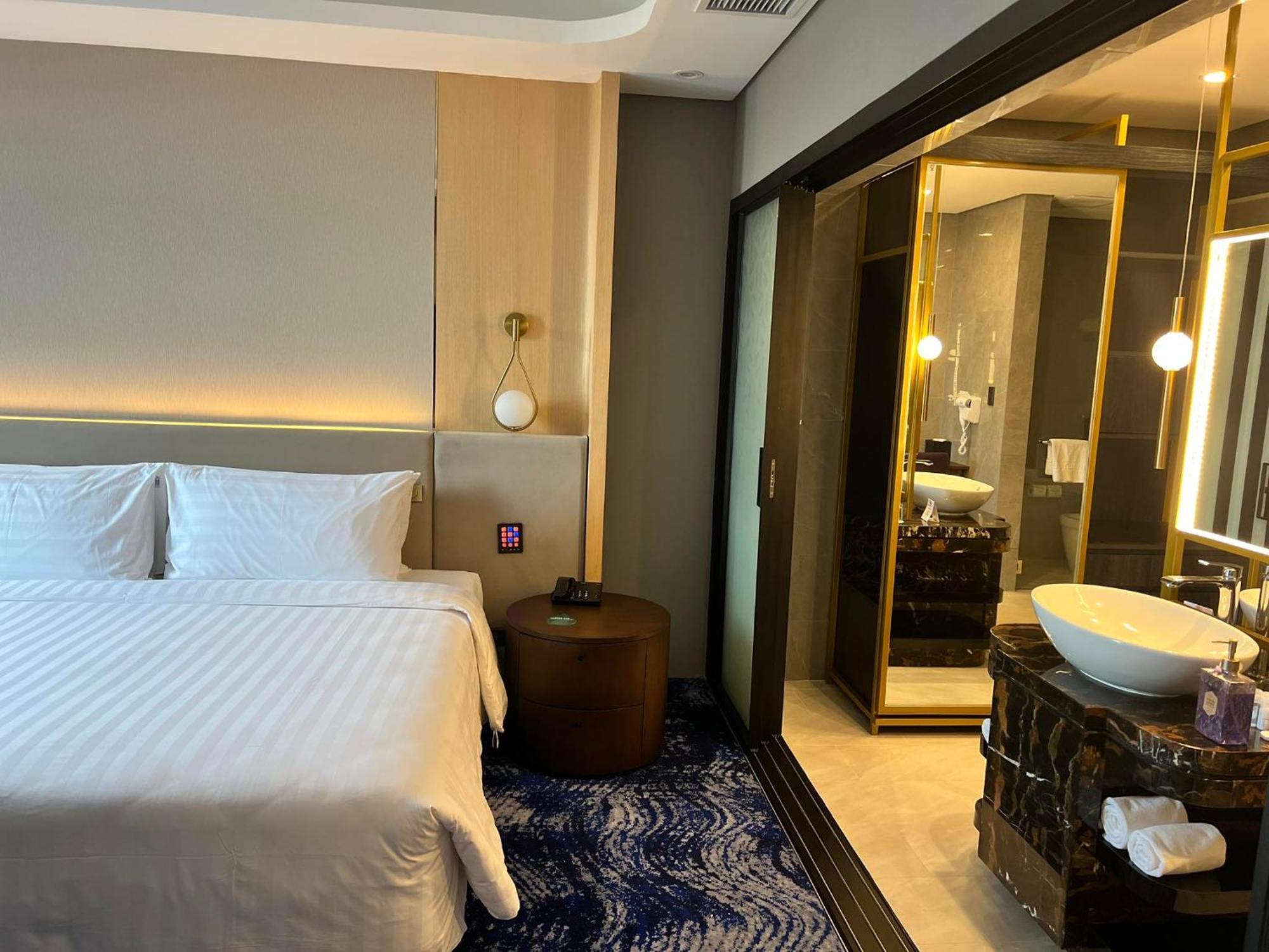 Best Western Plus Metro Clark Angeles Exterior photo