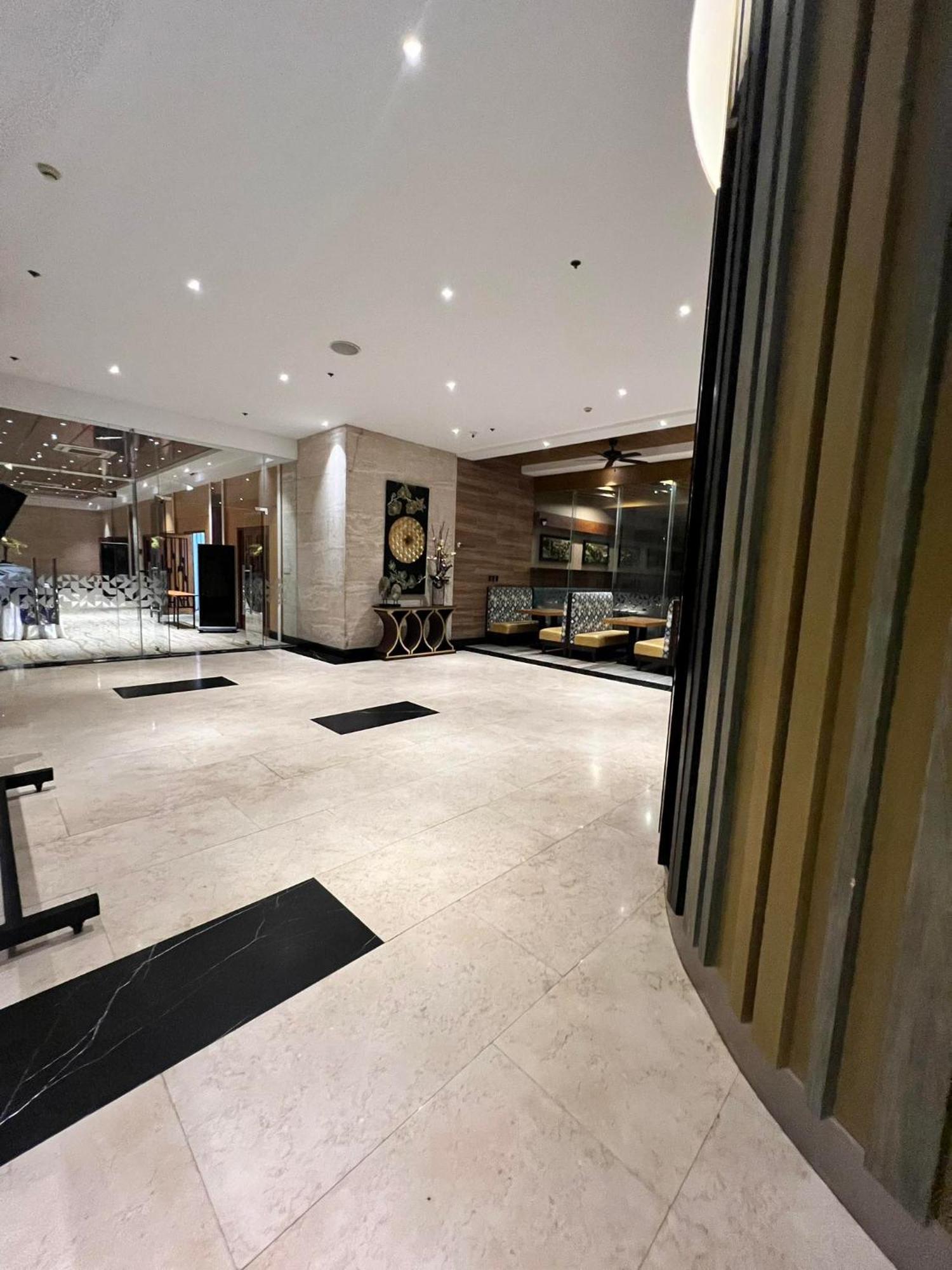Best Western Plus Metro Clark Angeles Exterior photo