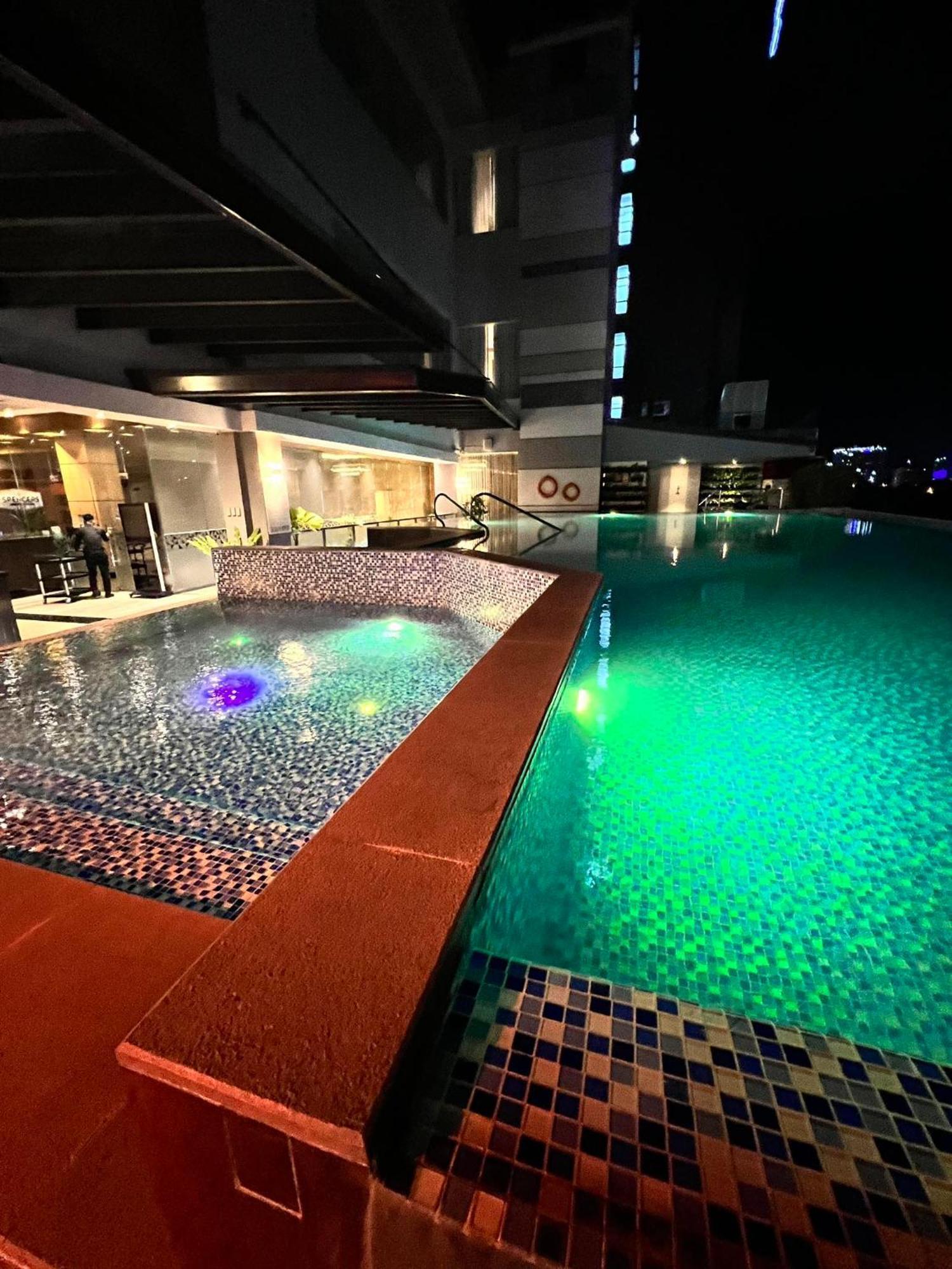 Best Western Plus Metro Clark Angeles Exterior photo
