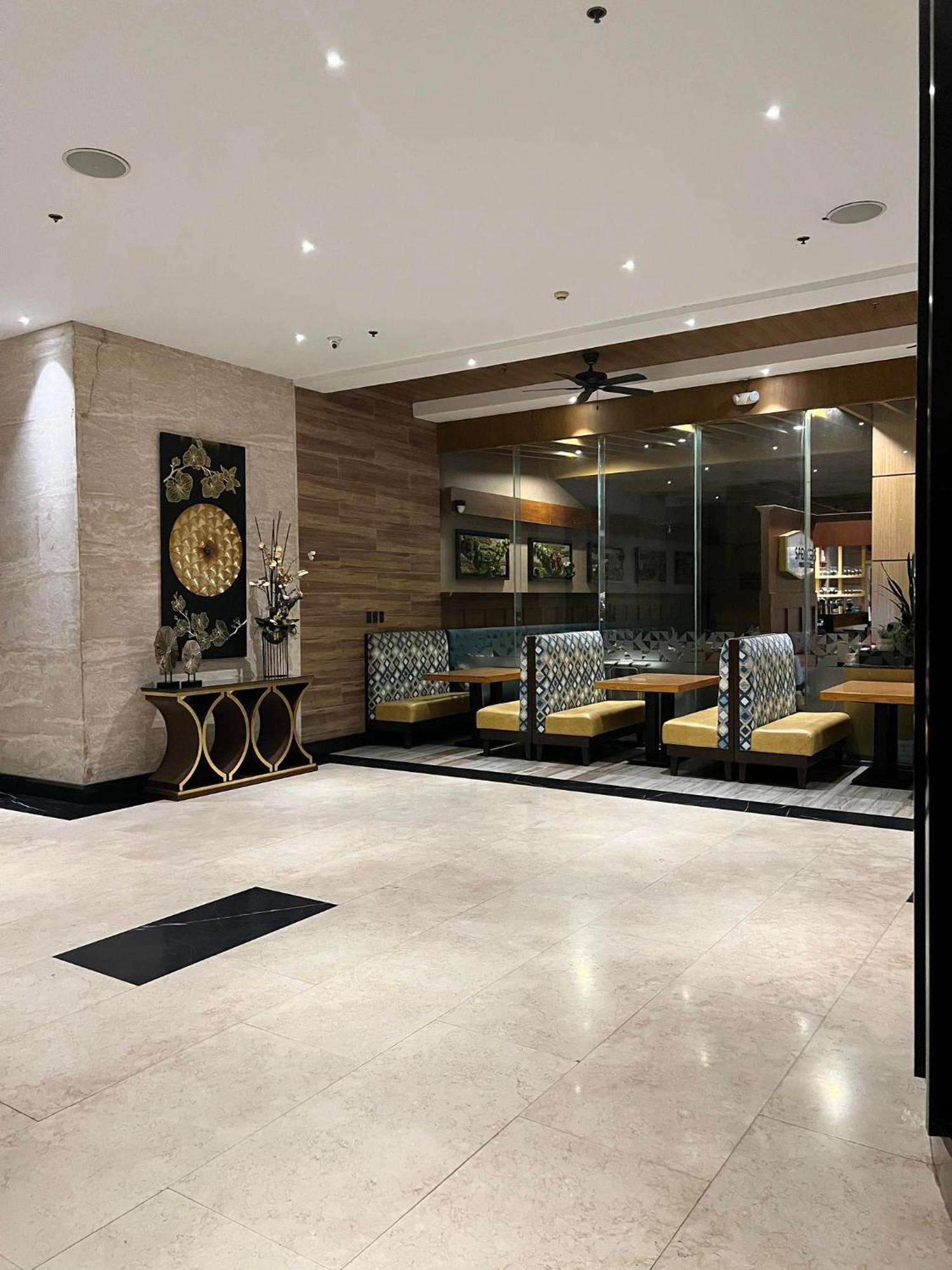 Best Western Plus Metro Clark Angeles Exterior photo