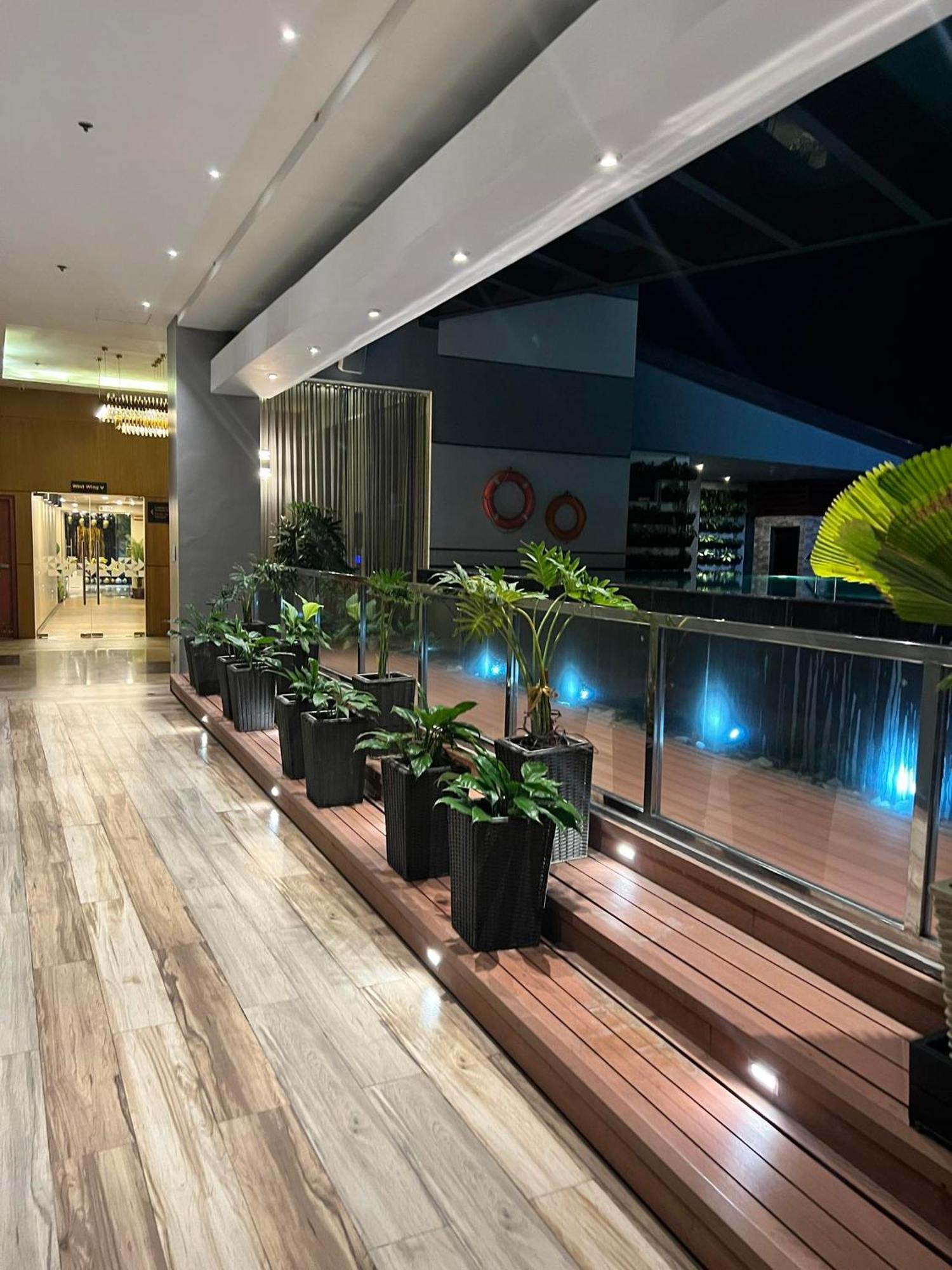 Best Western Plus Metro Clark Angeles Exterior photo