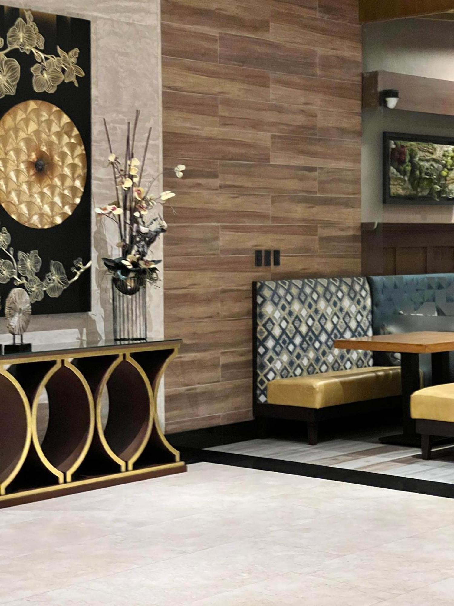 Best Western Plus Metro Clark Angeles Exterior photo